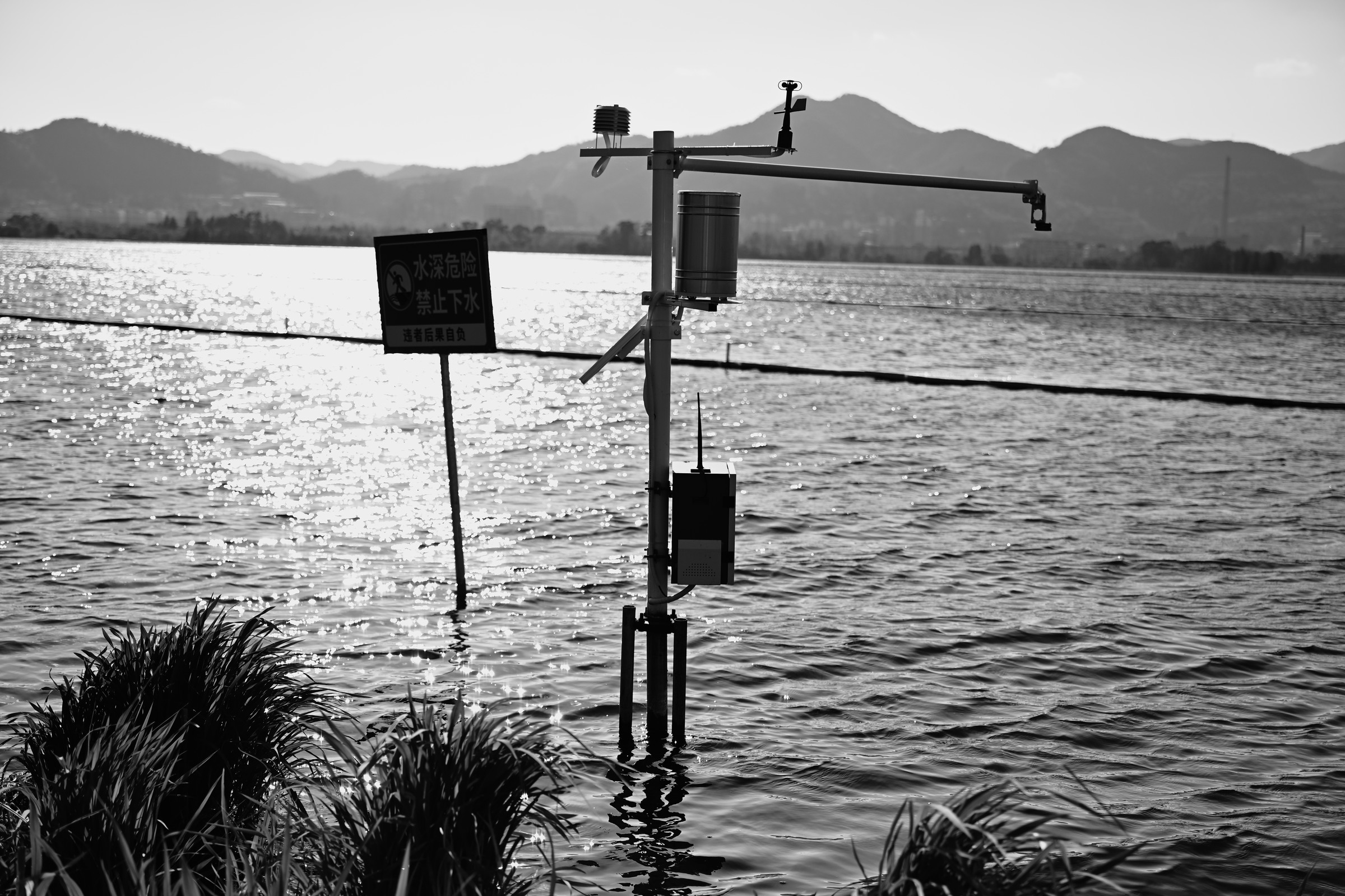 情绪摄影：湖面、远山与岸边的标记