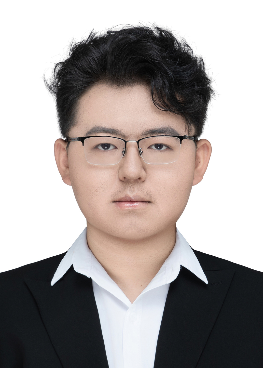 王志林本人照片，白底正面肖像
